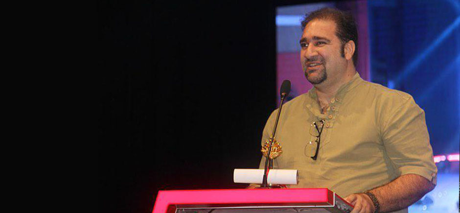 مرتضی شمس کارگردان و فیلم ساز مستقل فیلم کوتاه و فیلم بلند که در جشنواره های فیلم کوتاه حضور داشته و چندین نامزدی برای فیلم کوتاه و برنده بهترین فیلم کوتاه کردی از جشنواره سلیمانیه شده است.
Morteza Shams is a director and independent filmmaker of short films and feature films who has participated in short film festivals and won several nominations for short films and won the best Kurdish short film from the Sulaymaniyah Festival.